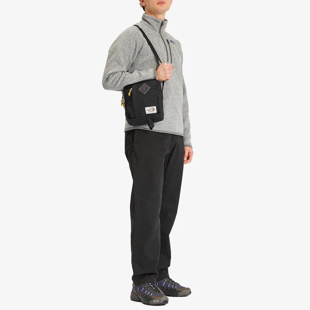 The North Face Men's Berkeley Crossbody Bag Tnf Black/Mineral Gold